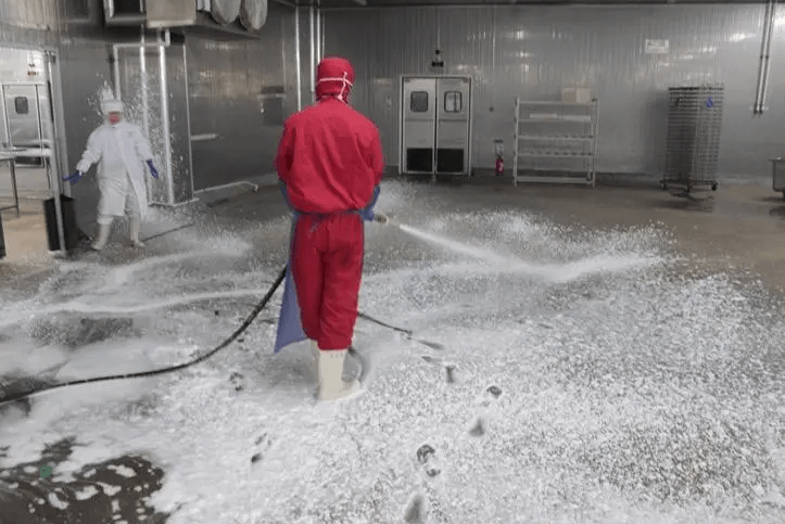 （圖：工業(yè)清洗泡沫現(xiàn)場）