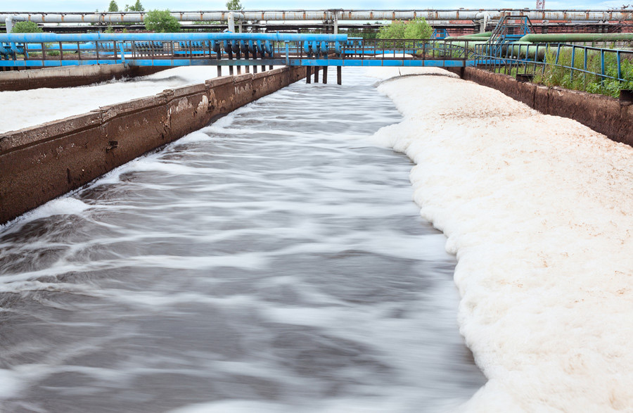 (圖:工業廢水處理池泡沫)