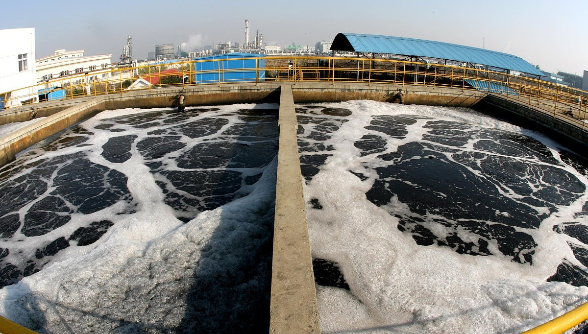(圖:污水泡沫池處理現場)
