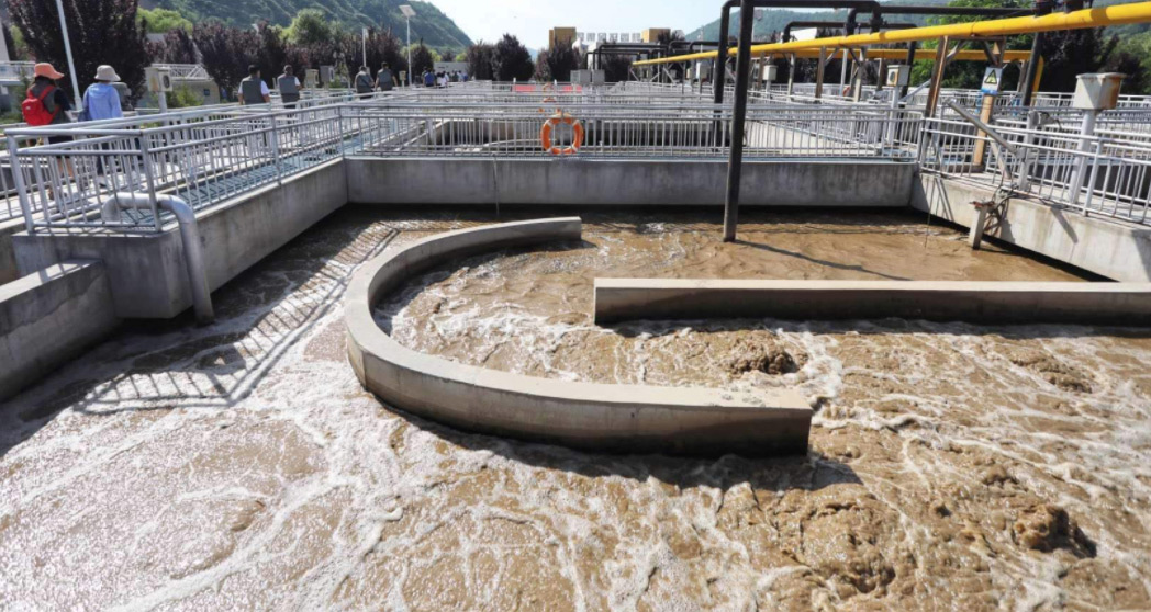 （圖：盾構泥沙清洗廢水起泡現(xiàn)場）