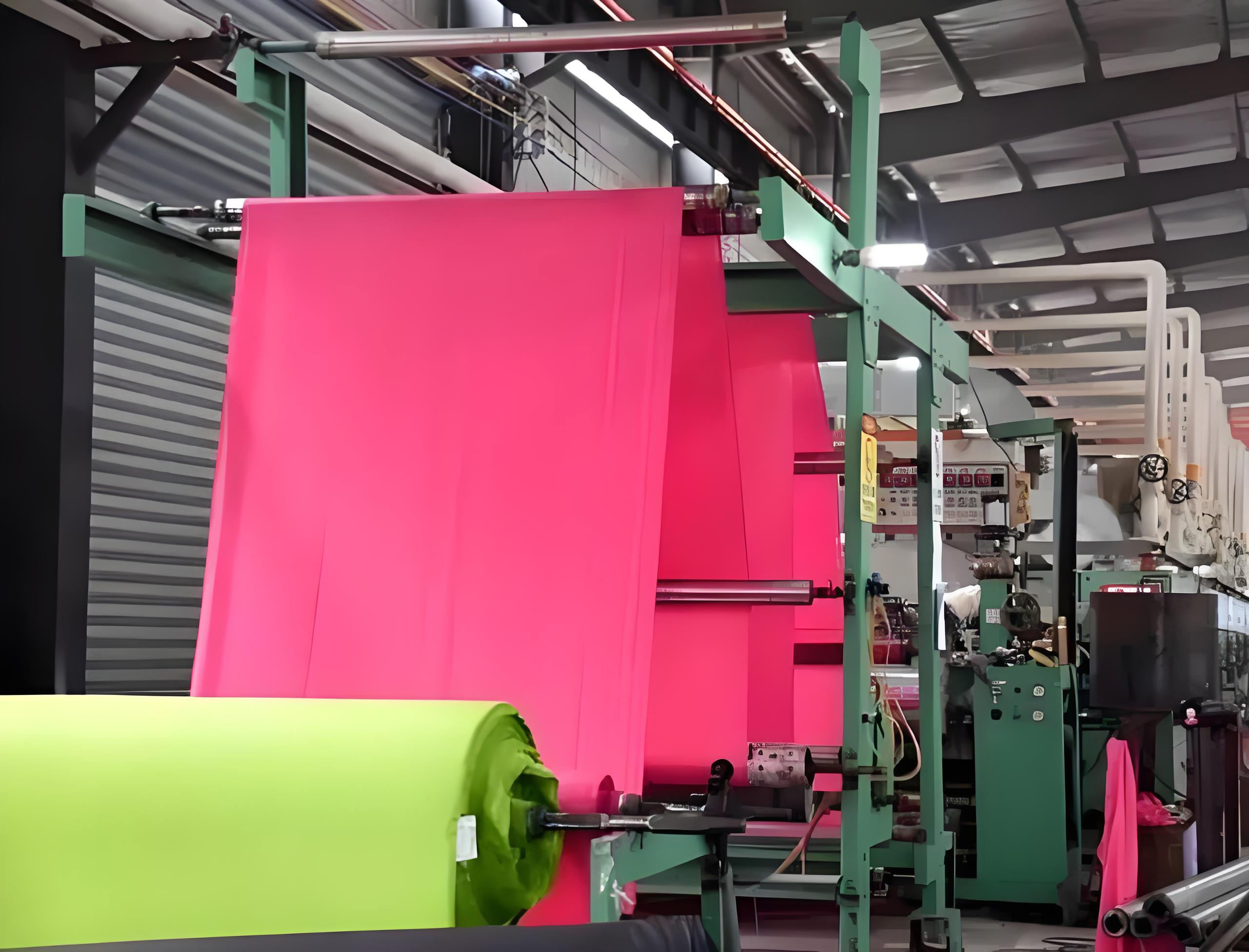 印染車間工作場景